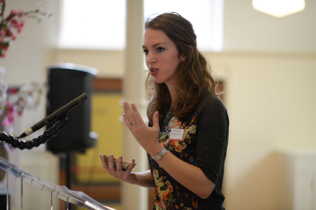 Aileen van Leeuwen tijdens een toespraak. Foto: Tjebbe Venema