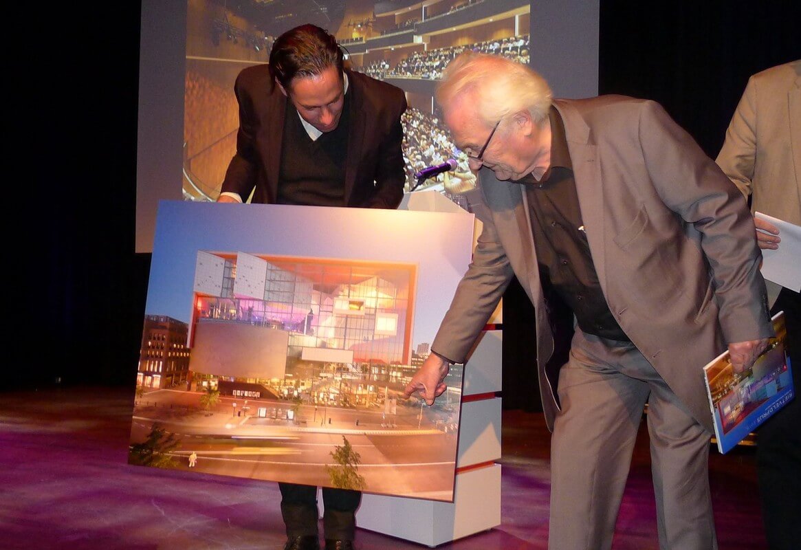 Herman Hertzberger krijgt een foto van het Muziekpaleis cadeau. Foto: Ton van den Berg