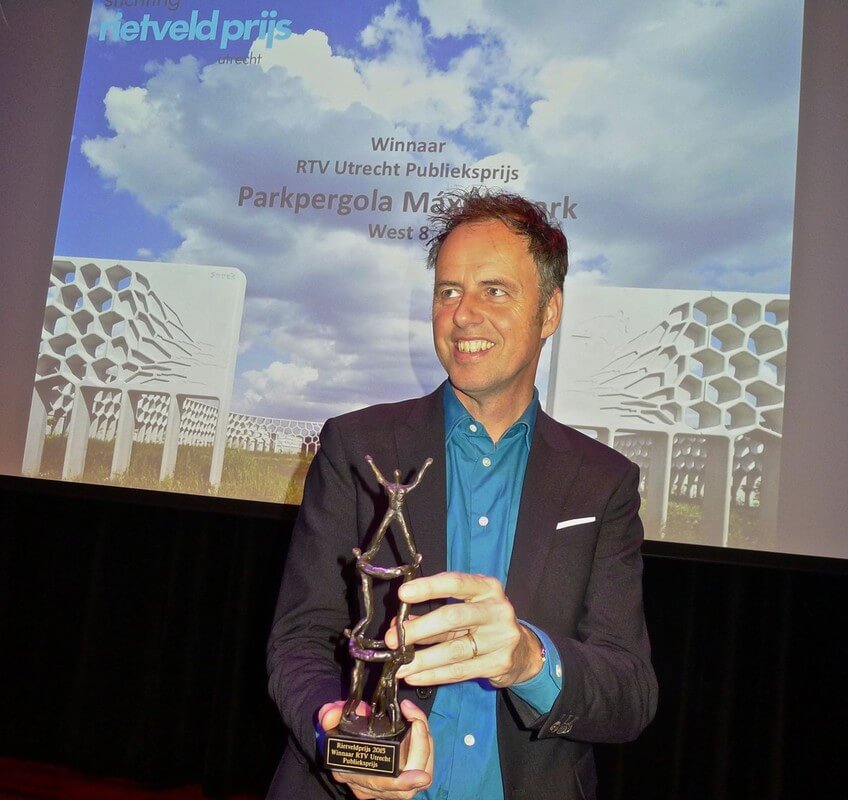 Adriaan Geuze van West 8 met de publieksprijs voor Utrechtse architectuur. Foto: Ton van den Berg