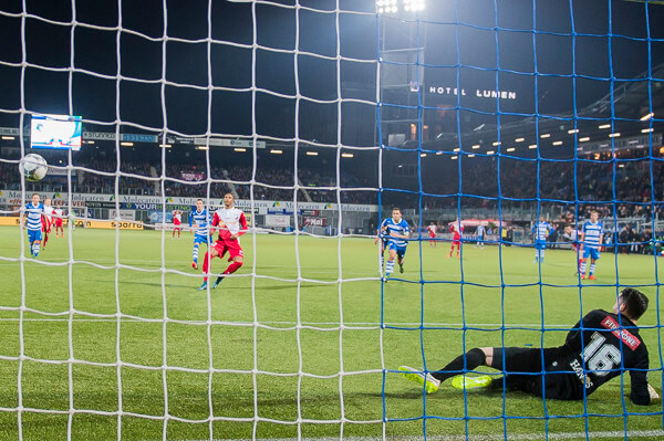 De penalty tegen PEC Zwolle die een herfstdip voorkomt. Foto: G. van Keulen