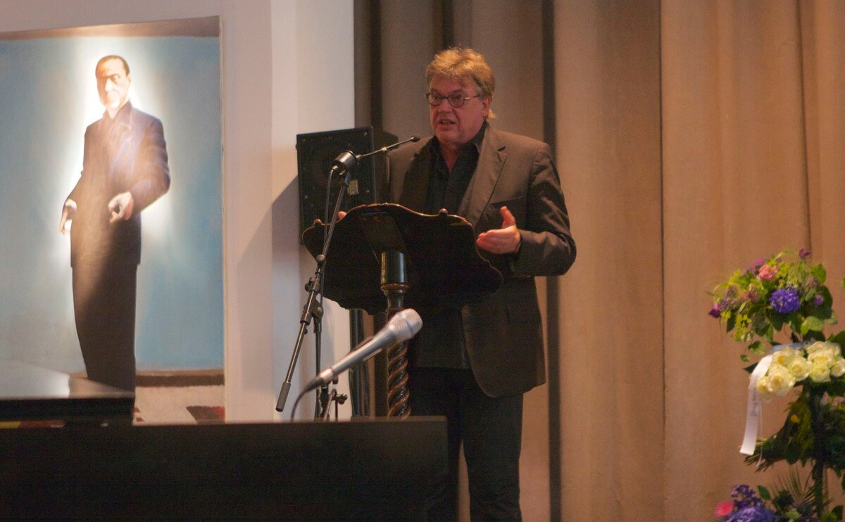 Henk Westbroek tijdens zijn toespraak voor de overleden Hans Kosterman. Foto: Ton van den Berg