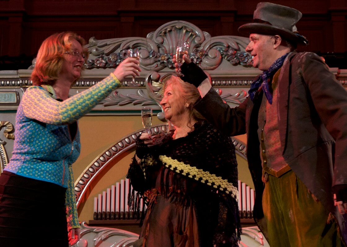 Willeke Alberti en Arie Cupé met hun karakters uit de musical De Jantjes vieren met directeur Marian van Dijk het 60-jarig bestaan van Speelklok. Foto: Ton van den Berg