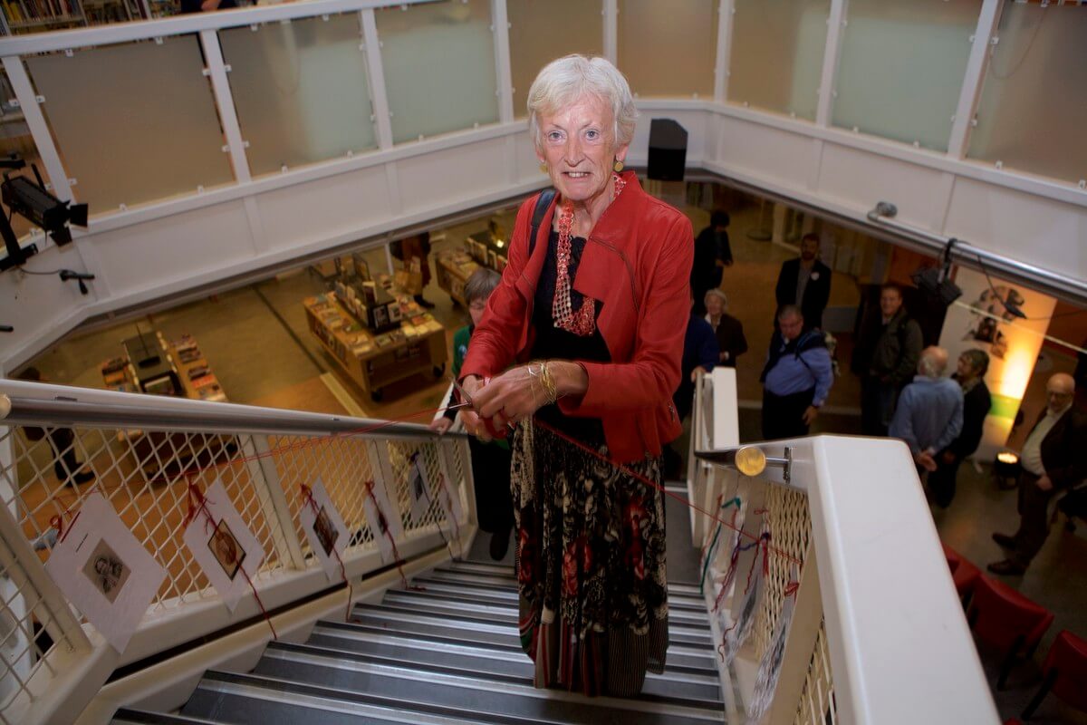 Oud-burgemeester Annie Brouwer opent de expositie over Utrechtse schrijfsters. Foto: Ton van den Berg