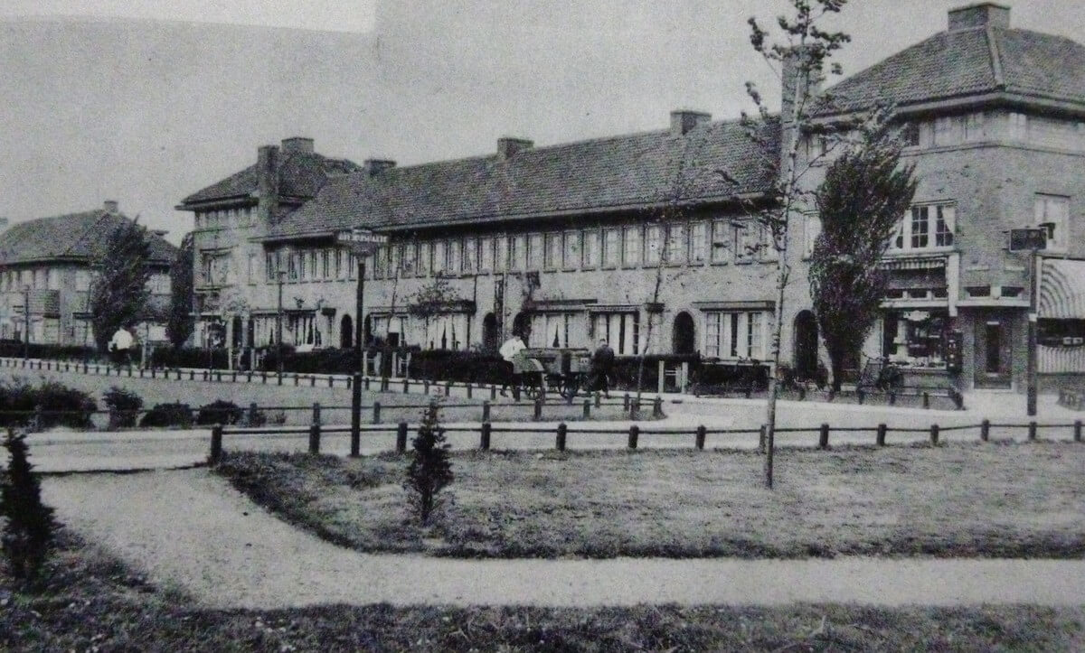 De Mr. Sickeslaan in 1935 kijkt uit op het inundatiekanaal. Foto: HUA
