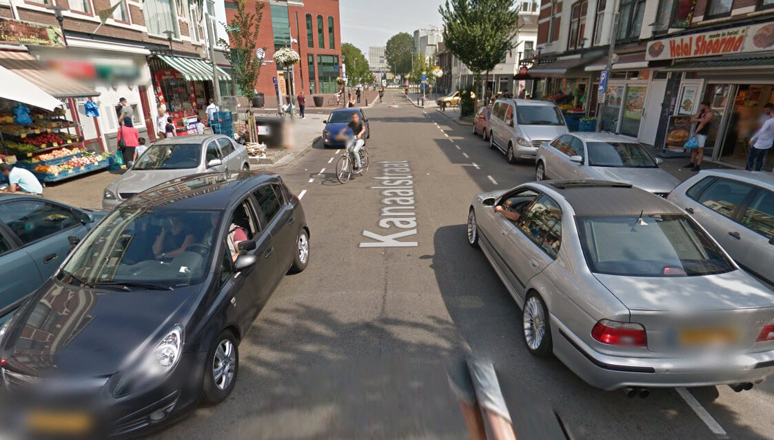 Ook als de googlecamera door de Kanaalstraat rijdt staan auto's dubbel geparkeerd. Foto: google maps
