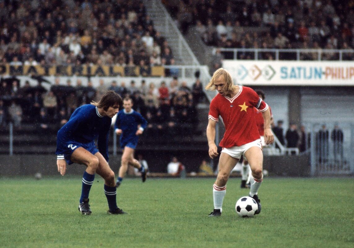 Co Adriaanse (links) begin jaren '70 in duel met MVV'er Willy Brokamp. Foto: FC Utrecht