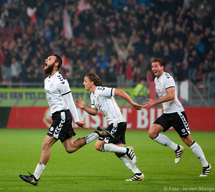 Barazite, achtervolgd door twee medespelers, zet een sprint in na zijn goal. Foto: Jeroen Stoops