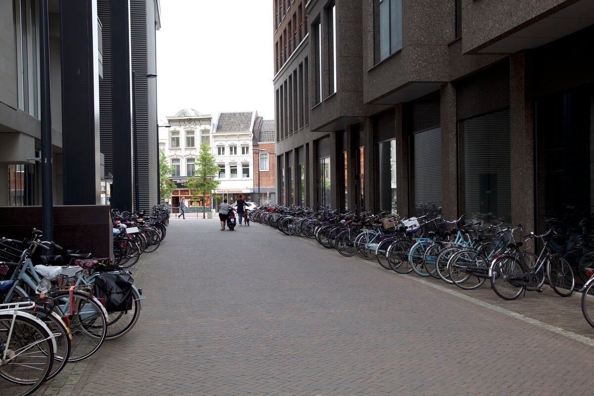 Een fietsenzee in de straat naast TivoliVredenburg. Foto: Ton van den Berg