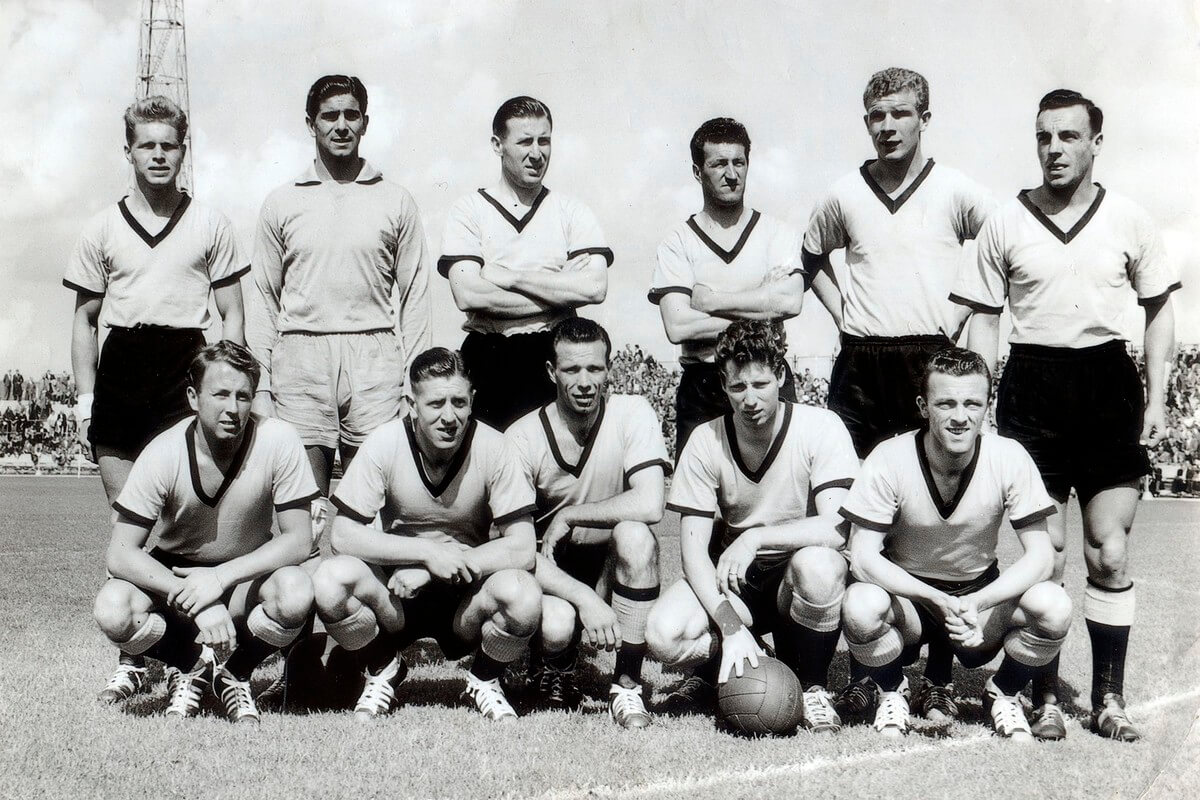 Hans Kraay, tweede van rechtsboven, in het elftal van DOS dat in 1958 kampioen van Nederland werd. Foto: archief boek FC Utrecht 40 jaar