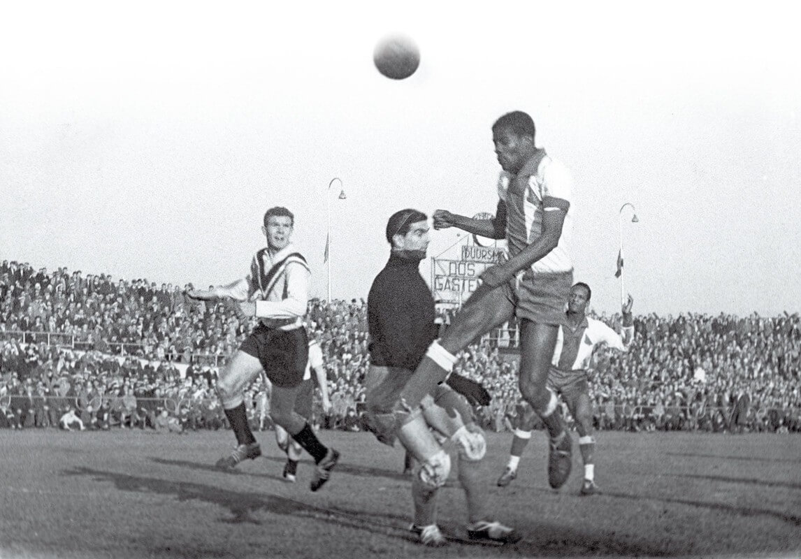 Hans Kraay (links) in 1958 bij een wedstrijd tegen Elinkwijk waar Michel Kruin keeper De Munck verschalkt. Foto: archief boek FC Utrecht 40 jaar