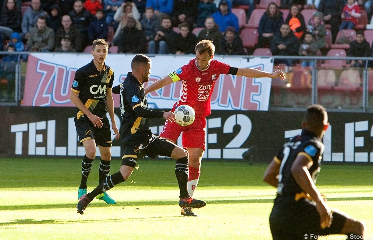 Janssen haalt uit voor de 1-0. Foto: Jeroen Stoops