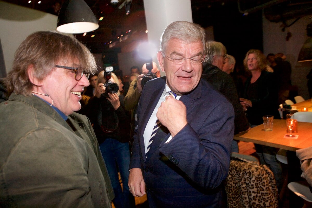 Henk Westbroek en burgemeester Van Zanen belaagd door fotografen bij de presentatie. Foto: Ton van den Berg