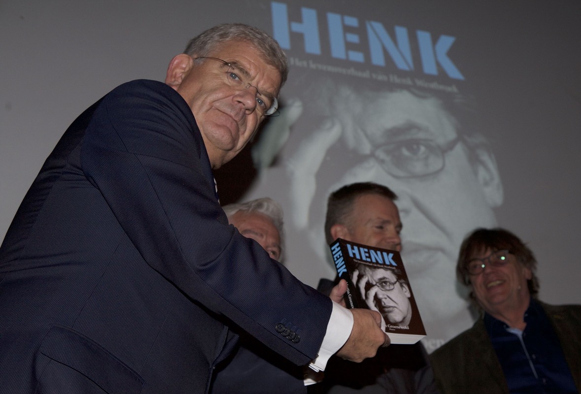 Jan van Zanen toont het boek Henk. Foto: Ton van den Berg