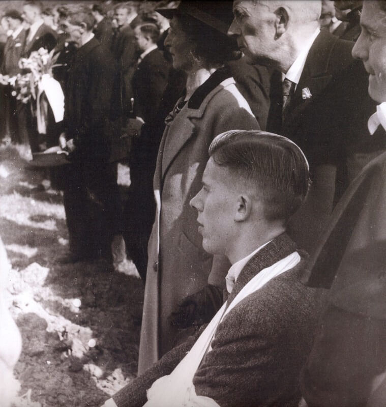 Hans van Ameyde, met mitella, bij de begrafenis van zijn BS-collega's in 1945. Foto: HUA