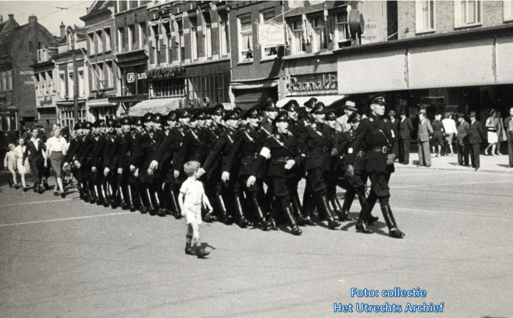 Marcherende W.A'ers van de NSB op het Vredenburg, 1942. Foto: J. Schipper (Collectie HUA)
