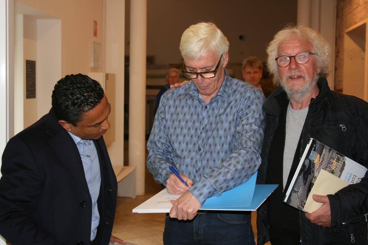 Ton van den Berg signeert het boek 'Van stadsie tot stad' - foto: nieuws030