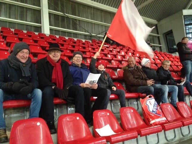 Tijdens de rust van FC Utrecht-Cambuur kon nog vrolijk gevlagd worden op Vak P, met rechts de Friese gasten Eldert en Wiko en links de ‘harde kern’ van FC Utrecht.