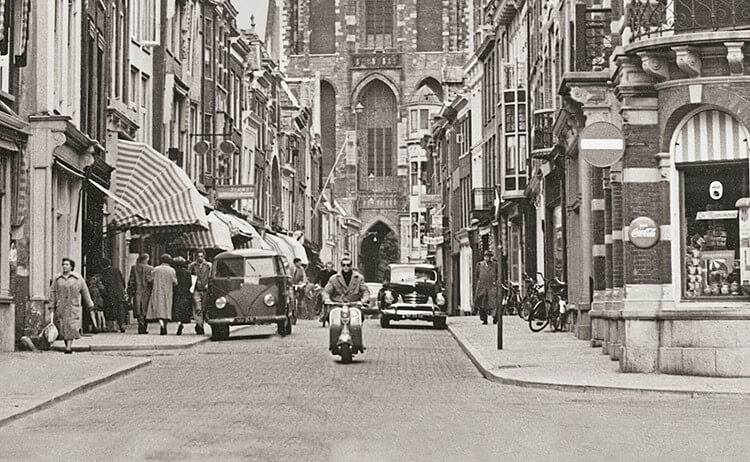 De Zadelstraat in voorbije dagen. Voorblad Kalender van Toen 2016 - copyright Muldershouse