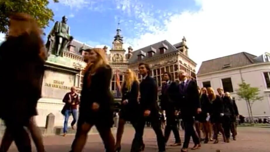 Corpsleden op weg naar de Domkerk. Foto: still uit uitzending UU