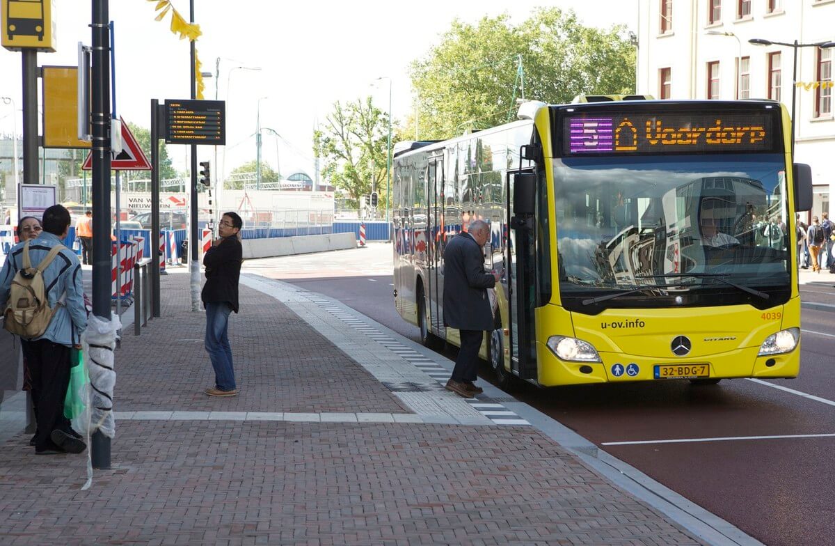 Een stadsbus maakt een haltestop op het Vredenburg. Foto: Ton van den Berg