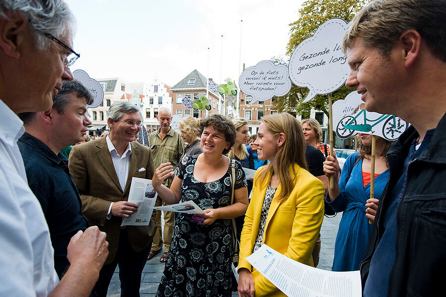 Raadsleden en wethouder Lot van Hooijdonk (gele jas) in gesprek met actievoerders. Foto: Michiel Wijnbergh