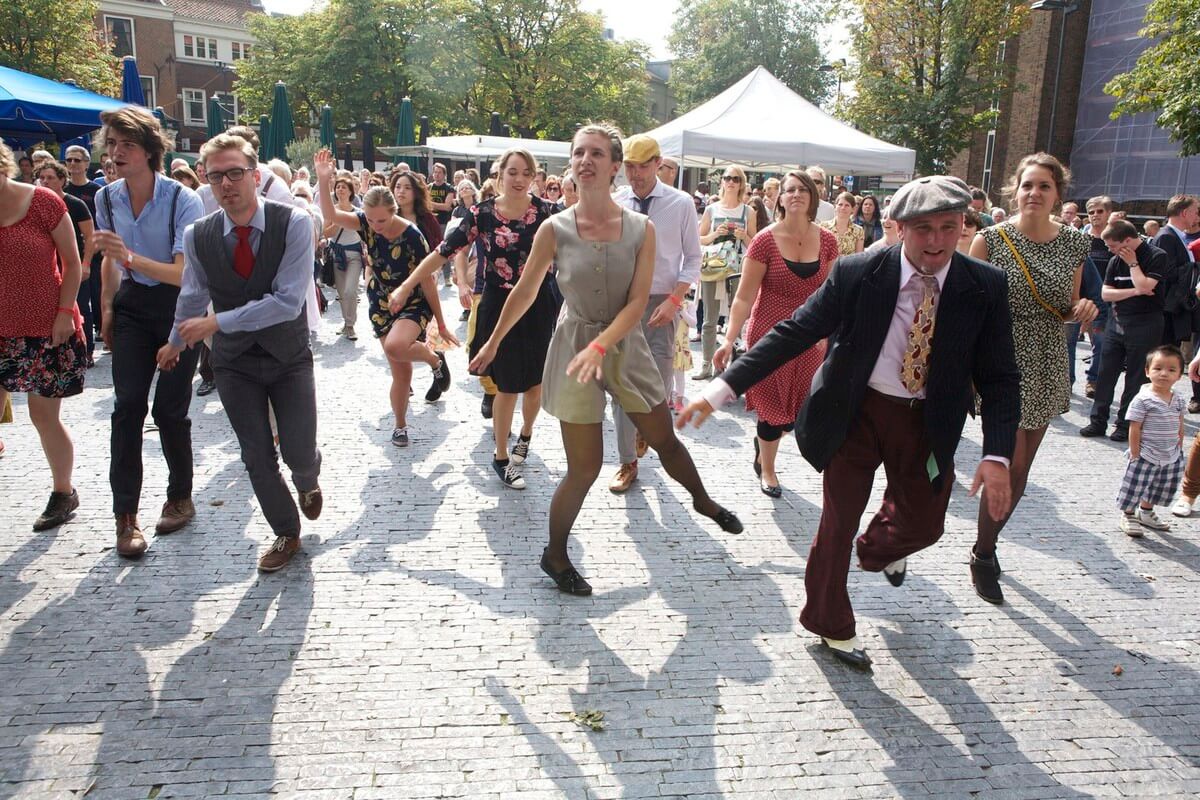 Leden van de dansgroep Lindy Hop dansen op de Neude. Foto: Ton van den Berg