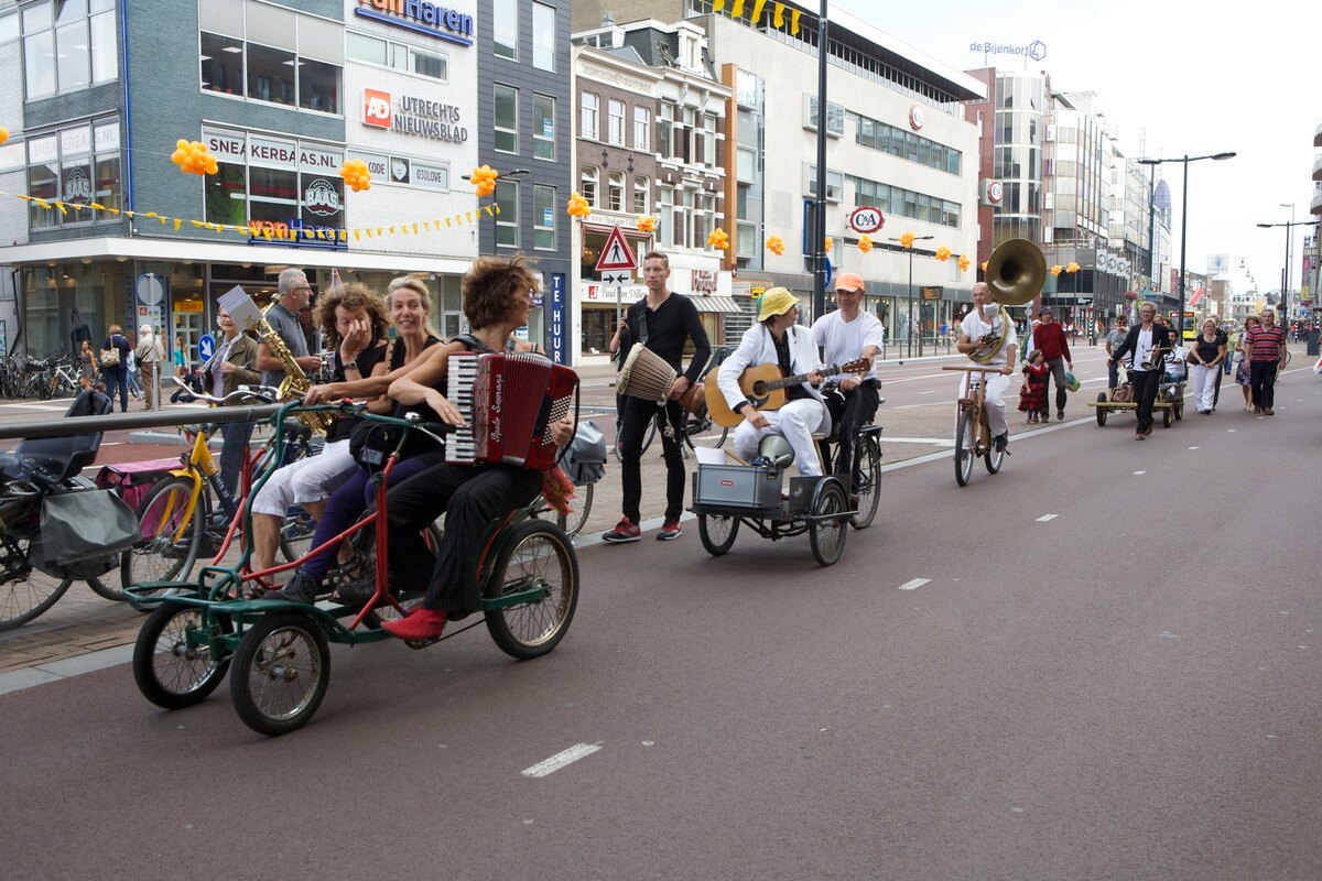 Het Orchestre Bicyclette op weg naar een optreden. Foto: Ton van den Berg