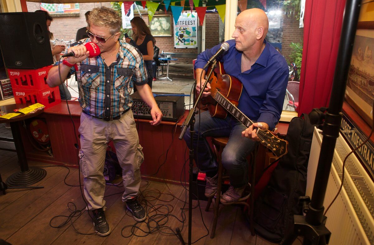 Nieuws030-taalkunstenaar Sodimtriop met gitarist PeWeGe tijdens zijn optreden in cafe Willem Slok. Foto: Ton van den Berg