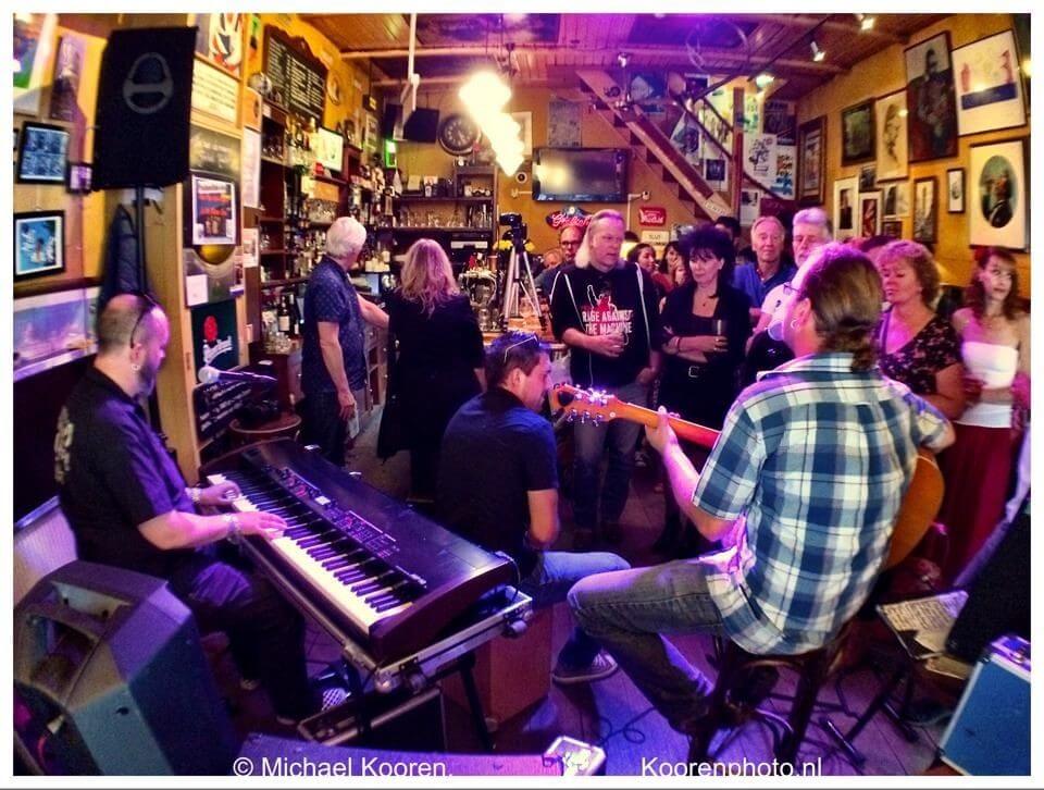 Optredens in cafe Willem Slok. Foto: Michael Kooren