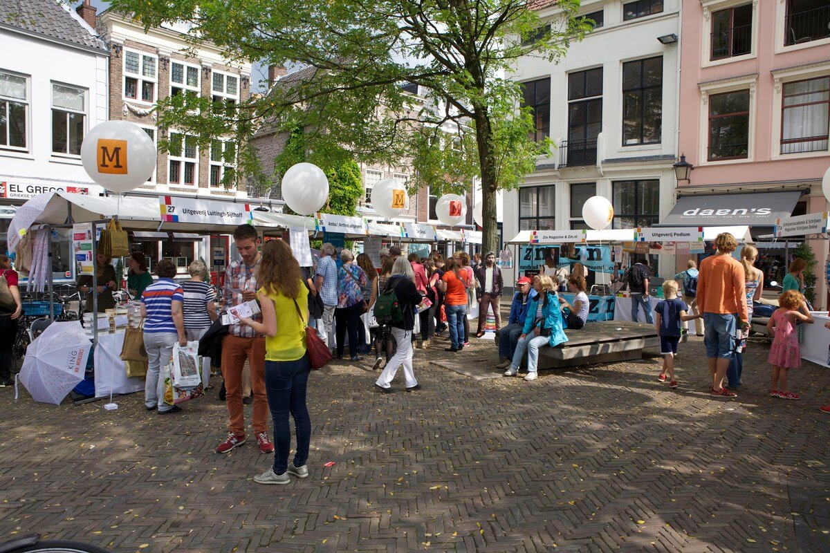 Boekenmarkt op Stadhuisplein. Foto's: Ton van den Berg