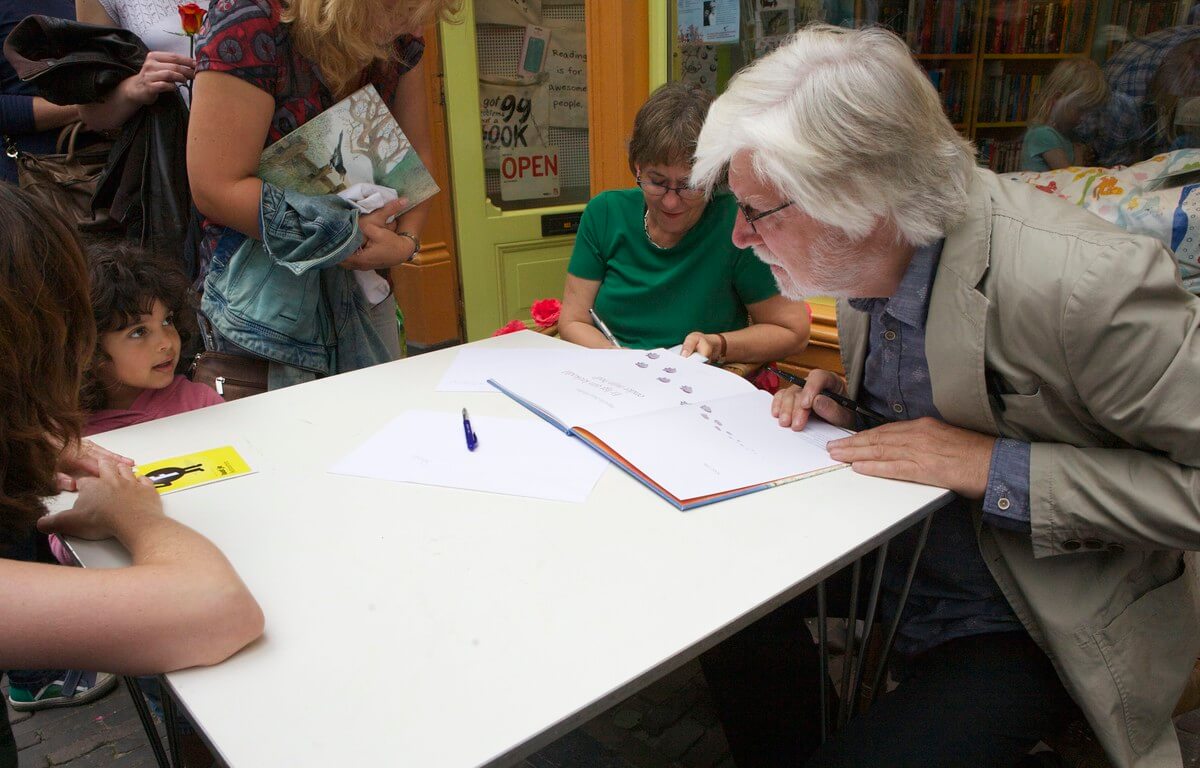 Ingrid en Dieter Schubert signeren hun boeken bij de kinderboekenwinkel. Foto: Ton van den Berg