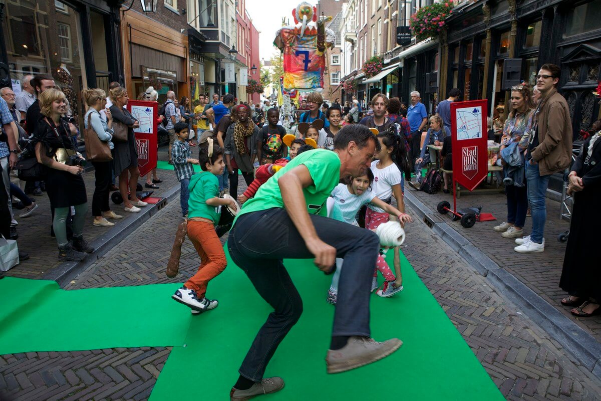 Dans in de Schoutenstraat. Foto: Ton van den Berg