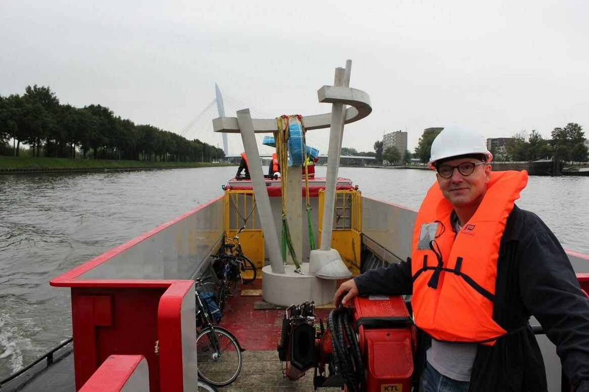 Ruud Kuijer aan boord van de Bierboot en 5000 kilo kunst. Foto: D. Snijders