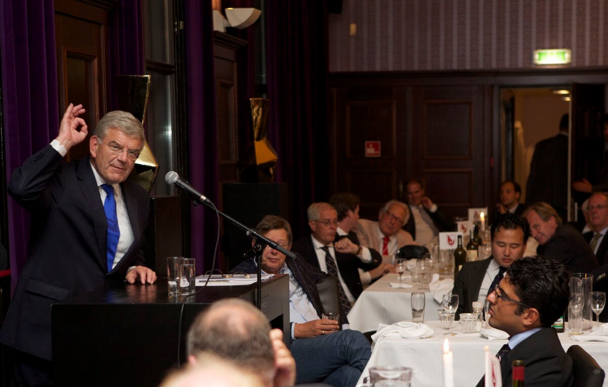 Jan van Zanen aan het woord bij Sociëteit De Vereeniging. Foto: Ton van den Berg