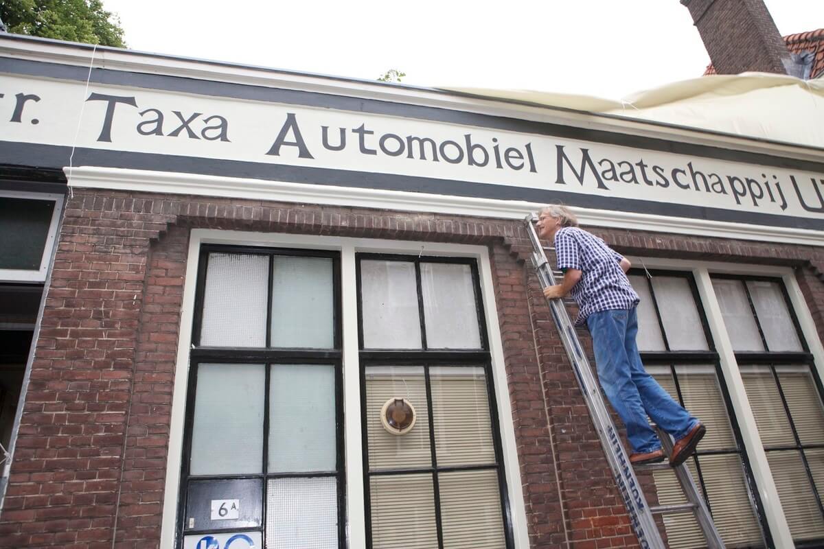 In 2012 zorgde restauratieschilder Jos Peeters ervoor dat de naam van UTAM weer op de muur stond. Foto: Ton van den Berg