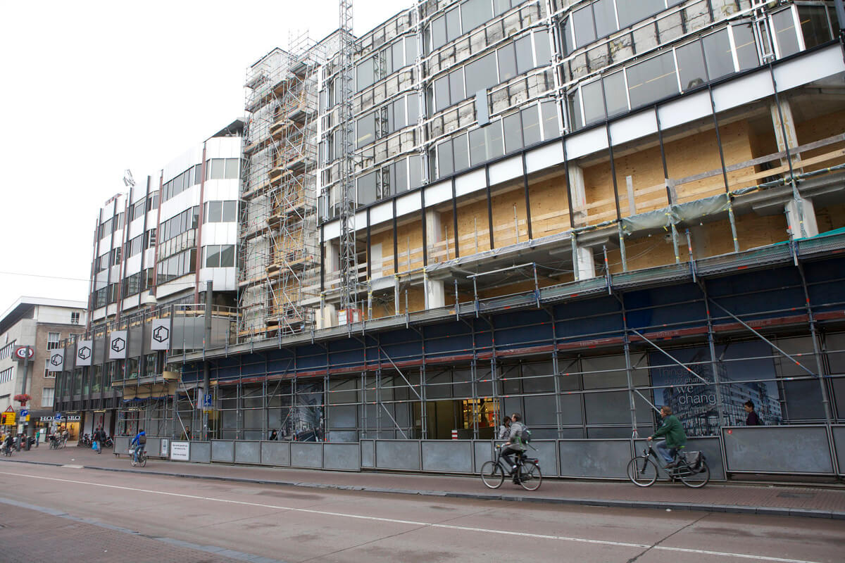 Steigers in de La Viestraat maken van de Bijenkorf een 'rampgebied'. Foto: Ton van den Berg