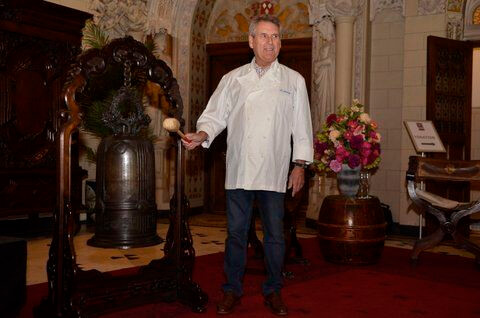 Chef-kok Pierre Armory luidt de gong voor de maaltijd. Foto's Karen de Heer