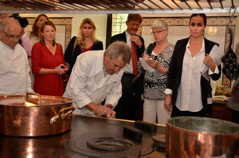 Chef-kok Pierre Armory aan het werk onder het oog van bezoekers.