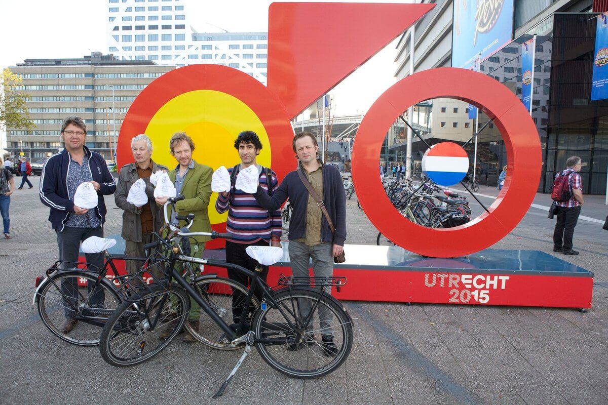 Dichters van het Utrechts Dichtersgilde met de eerste zadelhoesjes. Foto: Ton van den Berg