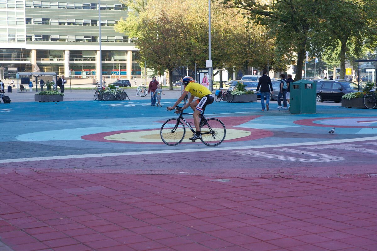 Een wielrenner rijdt alvast z'n rondjes over het logo van Le Tour Utrecht.