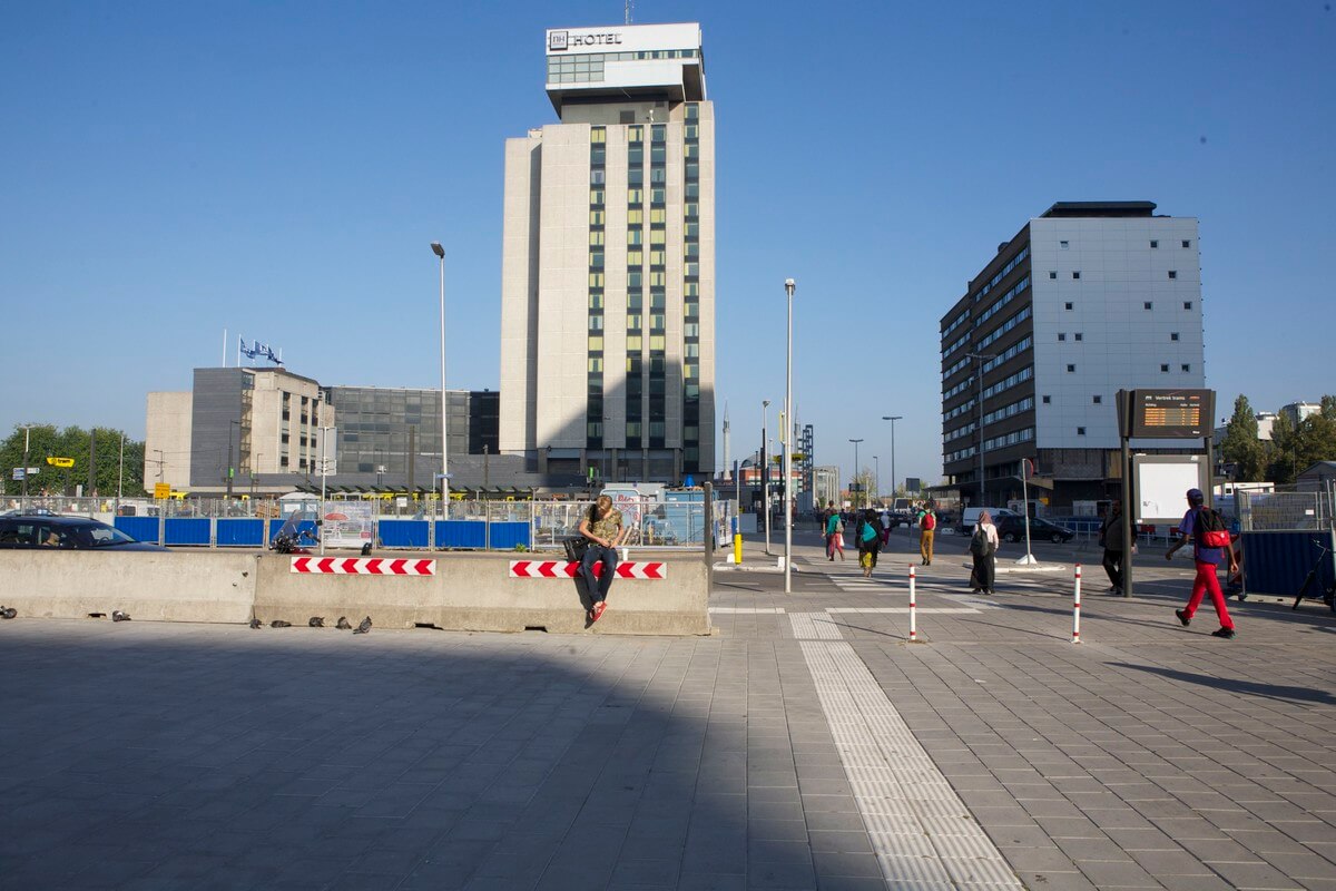 Een kijkje richting tramhalte en hotel, links wordt later nog een kantoor gebouwd.