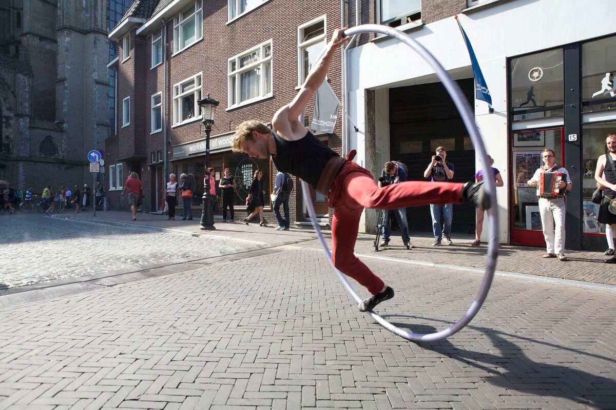 Acrobatiek in de Domstraat. Foto's: Ton van den Berg