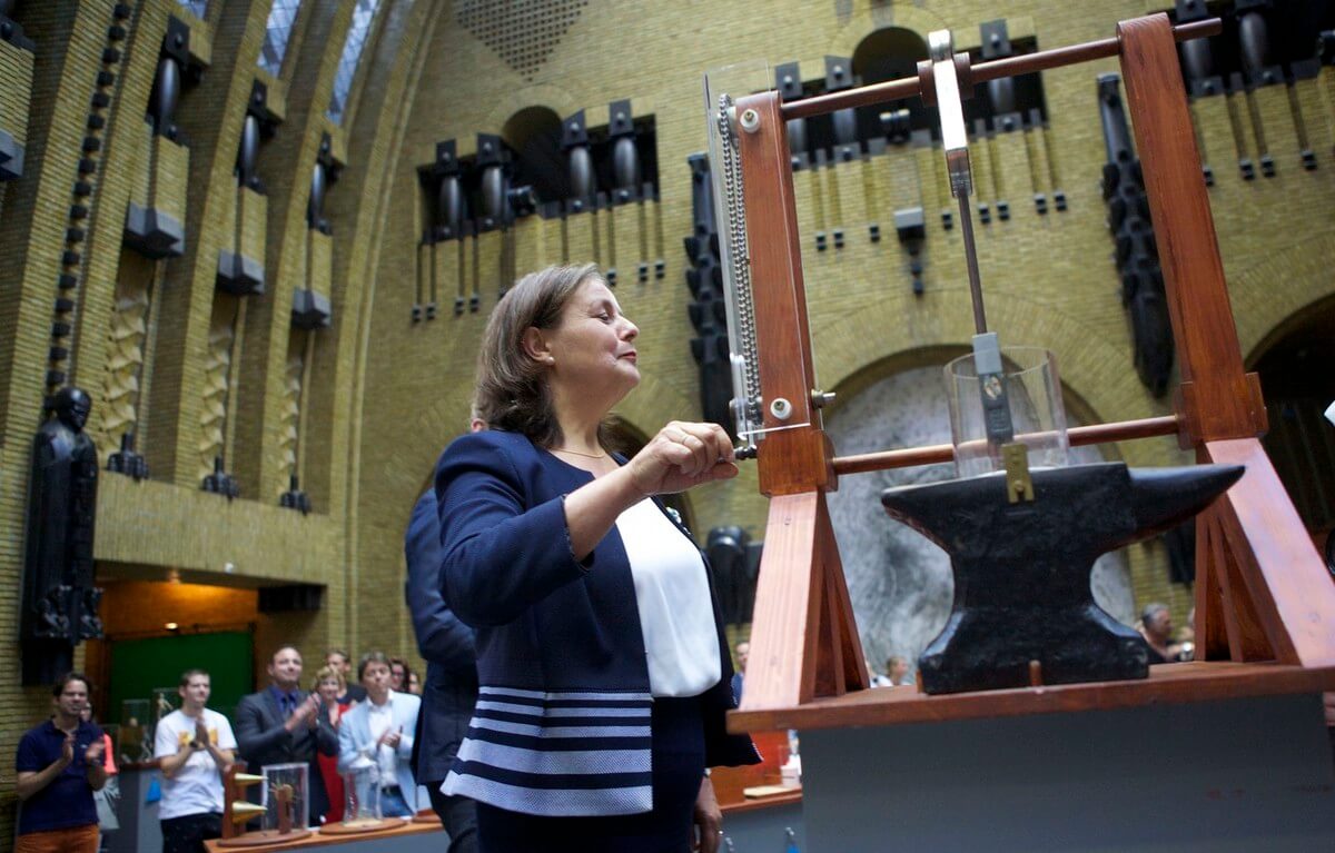 De wethouder opent de Da Vinci-expositie in het oude postkantoor. Foto: Ton van den Berg