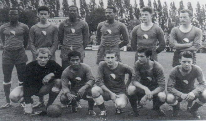 Elinkwijk 1960-1961 staand links Erwin Sparendam en verder Chris Oomen, Michel Kruin, Humphrey Mijnals, Gerrit Veldhuis, Herman de Jong; Zittend: Jan Volder, Jozef Siahaya, Ad van Norden, Loek Kragten, Karel Sulze. Foto: Archief Elinkwijk