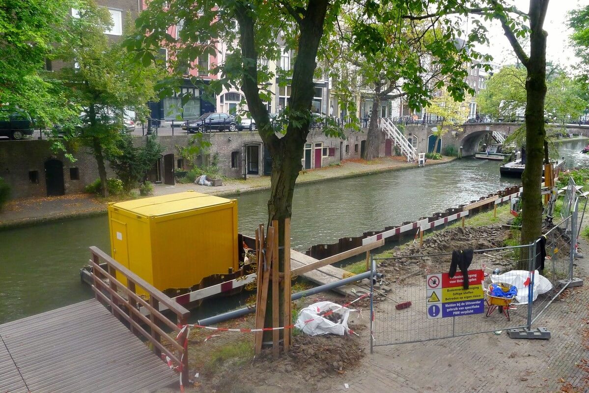 De bouwput aan de Oudegracht. Foto: Ton van den Berg