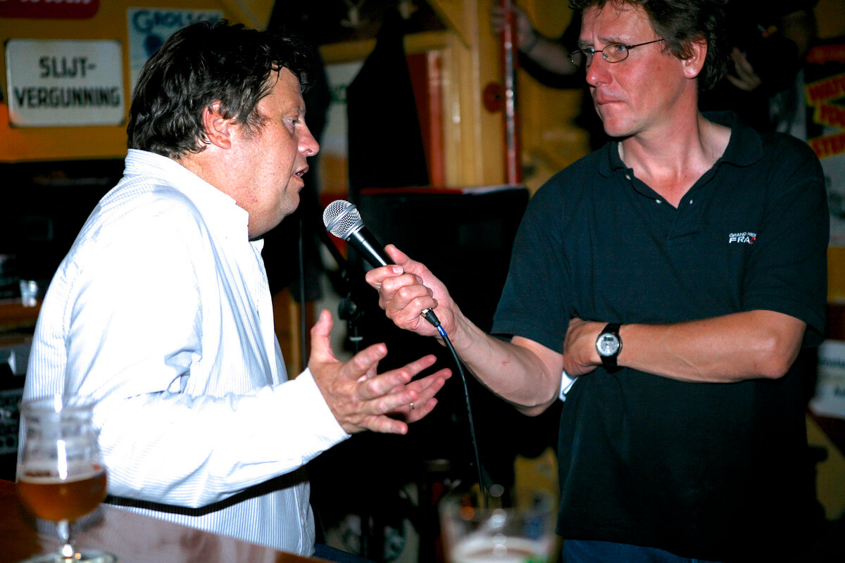 Bert van der Roest (links) wordt tijdens een debat in 2009 geinterviewd. Foto: Ton van den Berg