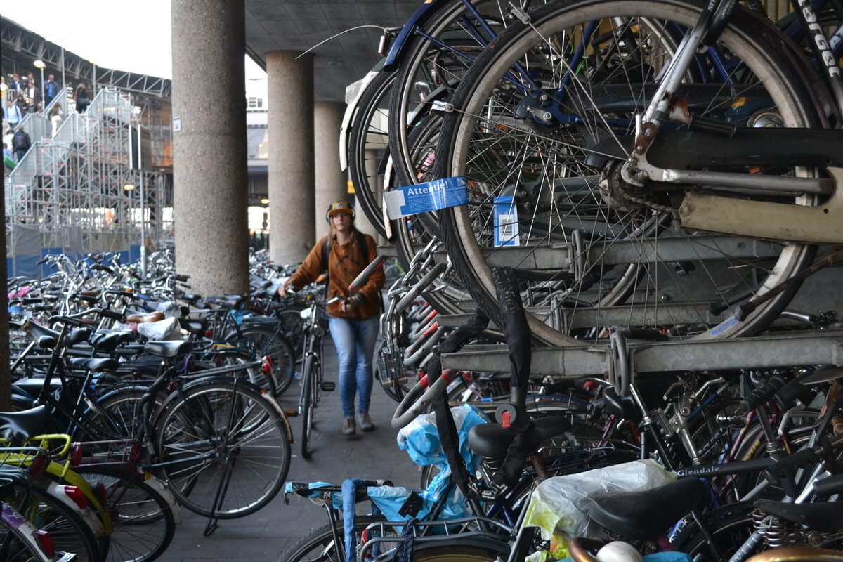 Gelabelde fietsen bij het Centraal Station. Foto: S. Carter