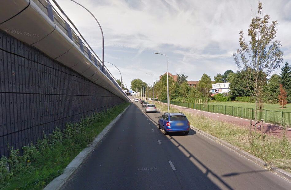 De fly-over tegenover de Brucknerlaan (rechts). Foto: Google View