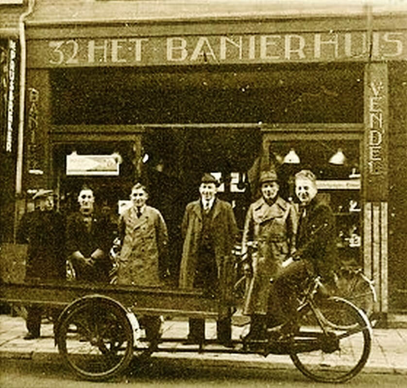 Eind jaren 30 Wim Kok sr. (derde van links) als winkelchef van het Banierhuis Lange Elisabethstraat 32.