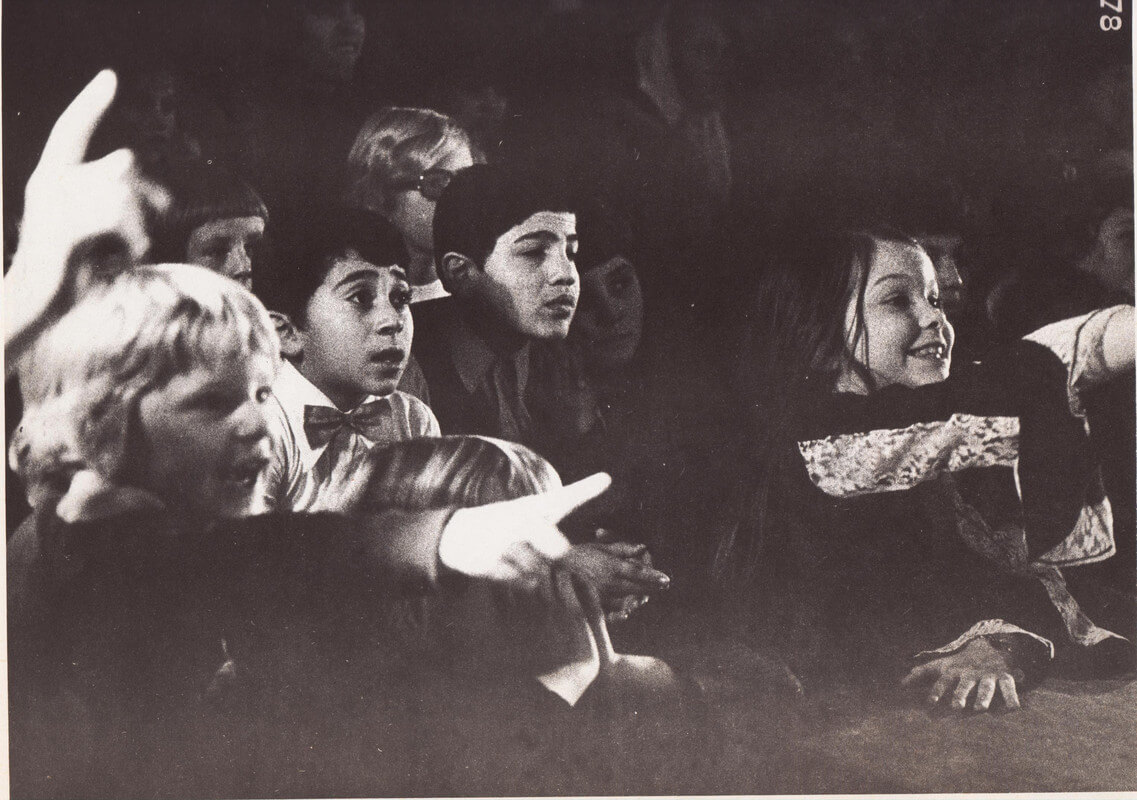 Kinderen van de Casimirschool leven mee bij het schooltoneel. Foto: archief Bours